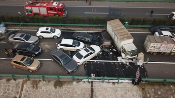 Ini adalah foto pantauan udara yang merekam kecelakaan mobil di salah satu wilayah selatan China. Foto: STR/AFP/Getty Images via Postfun