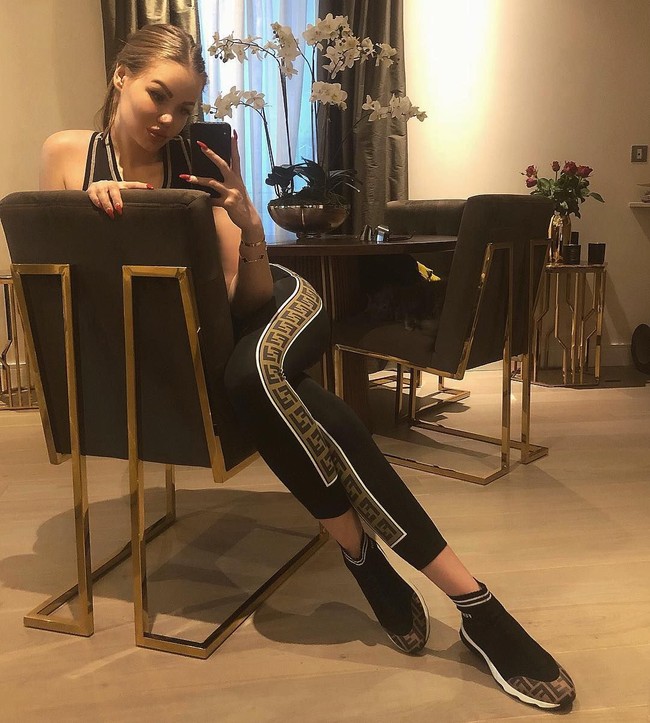 Gaya Daria dengan head to toe Fendi. Penampilan kasualnya ini bernilai setidaknya Rp 27 jutaan. Foto: Dok. Instagram Daria Radionova