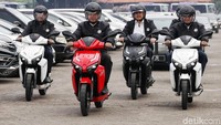 Mohamad Nasir mengendarai motor Gesits berwarna merah. 