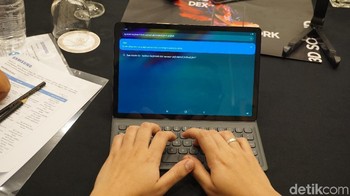 Sebagai perangkat yang ditujukan untuk memenuhi kebutuhan produktivitas, Galaxy Tab S5e bisa didukung oleh aksesori keyboard. Foto: Firdaus Anwar/detikINET