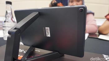  Kamera 8 MP terpasang di belakang. Sedang untuk video call dapat mengandalkan kamera 5 MP di depan. Foto: Firdaus Anwar/detikINET