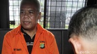 Keenam tersangka itu adalah anggota Exco PSSI dan Ketua Asprov Jawa Tengah Tjan Ling Eng alias Johar; mantan anggota Komite Wasit Priyanto dan anaknya, Anik Yuni Artika Sari; anggota Komisi Disiplin PSSI Dwi Irianto alias Mbah Putih; Direktur Penugasan Wasit PSSI Mansyur Lestaluhu; serta wasit pertandingan Nurul Safarid.