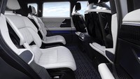 Menurut Mitsubishi, e-Yi dapat menempuh jarak 70 km dalam mode EV atau hanya mengandalkan tenaga listrik yang disimpan di baterai. Sementara total jarak yang bisa ditempuh mobil ini lebih dari 700 km. Mobil merupakan versi lain dari Engelberg Concept yang diperlihatkan di Geneva Motor Show bulan Maret lalu. Foto: Dok. Mitsubishi