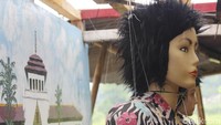 Muchtar mengungkapkan untuk membuat dua buah marionette beserta mekanismenya diperlukan waktu sekitar empat bulan. Boneka itu berbahan dasar busa, kayu dan plastik resin.