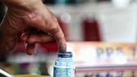 Setelah memberikan hak suaranya, peserta wajib mencelupkan jarinya ke tinta sebagai bukti telah mencoblos.