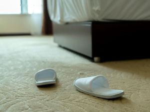 Ingat ya, Sandal Hotel Hanya Boleh Dipakai di Kamar