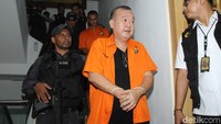 Saat ditanya kesiapan sidang, tersangka selain Anik tidak mau berkomentar. Tersangka Johar saat ditanya hanya tersenyum dan sesekali berbisik kepada penyidik.