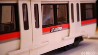 Miniatur kereta LRT Jabodebek ikut dipamerkan.