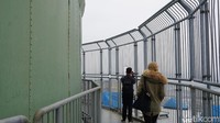 Jangan khawatir jatuh karena pagar baja setinggi orang dewasa sudah dibangun mengelilingi puncak Gasometer. Cuaca di puncak cukup dingin, jadi jangan lupa pakai jaket yang cukup tebal ya! (Wahyu Setyo/detikcom)
