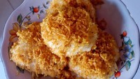 Kalau yang ini serundengnya diberi bumbu pedas sekaligus manis. Ketannya dikepal bulat. Mantap! Foto: Instagram @fi3-an1