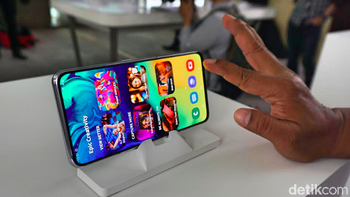 Lantaran menggunakan kamera pop-up, layar bagian depan bebas notch. Sehingga terlihat lapang karena tampilannya penuh. Foto: Firdaus Anwar/detikinet