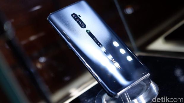 Oppo Reno 10x Zoom Cetak Skor Tinggi Benchmark