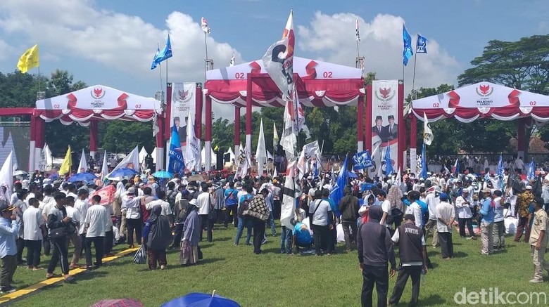 Massa Mulai Padati Kampanye Prabowo di Stadion Sriwedari Solo Massa Mulai Padati Kampanye Prabowo di Stadion Sriwedari Solo