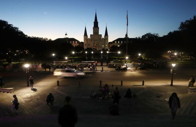 Kota New Orleans di Louisina juga terkenal dengan sejarah tragis dan kelam. Dikatakan bahwa pernah terjadi epidemi demam kuning dan kebakaran besar yang menewaskan banyak orang, dan hantu-hantunya masih berkeliaran di sana. Masyarakat mengklaim kerap mendengar suara orang mati di Jackson Square. Terdapat pula LaLaurie Mansion, rumah Madame LaLaurie, salah satu pembunuh berantai terkenal sepanjang sejarah. Foto: Mario Tama/Getty Images