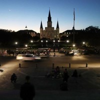 Kota New Orleans di Louisina juga terkenal dengan sejarah tragis dan kelam. Dikatakan bahwa pernah terjadi epidemi demam kuning dan kebakaran besar yang menewaskan banyak orang, dan hantu-hantunya masih berkeliaran di sana. Masyarakat mengklaim kerap mendengar suara orang mati di Jackson Square. Terdapat pula LaLaurie Mansion, rumah Madame LaLaurie, salah satu pembunuh berantai terkenal sepanjang sejarah. Foto: Mario Tama/Getty Images
