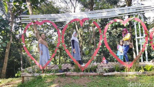 Wisata Sayang Kaak berada di Desa Handapherang, Kecamatan Cijeungjing, Kabupaten Ciamis, Jawa Barat. Obyek wisata ini masih terbilang baru dan cukup hits di kalangan anak muda (Dadang Hermansyah/detikcom) Wisata Sayang Kaak berada di Desa Handapherang, Kecamatan Cijeungjing, Kabupaten Ciamis, Jawa Barat. Obyek wisata ini masih terbilang baru dan cukup hits di kalangan anak muda (Dadang Hermansyah/detikcom)