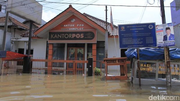 Banjir Juga Lumpuhkan Aktivitas Perdagangan di Dayeuhkolot-Banjaran