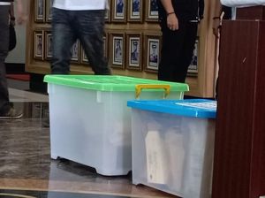 6 Tersangka Pengaturan Skor Diserahkan ke Jaksa Bersama 2 Kotak Dokumen