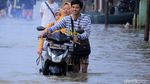 Potret Warga Basah-basahan Terobos Banjir di Jalan Dayeuhkolot-Banjaran