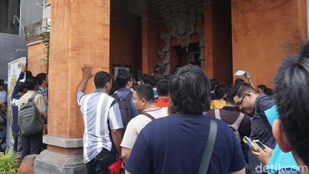 Warga memenuhi KPU Denpasar, Bali, di batas akhir pengurusan pindah TPS, Rabu (10/4/2019)