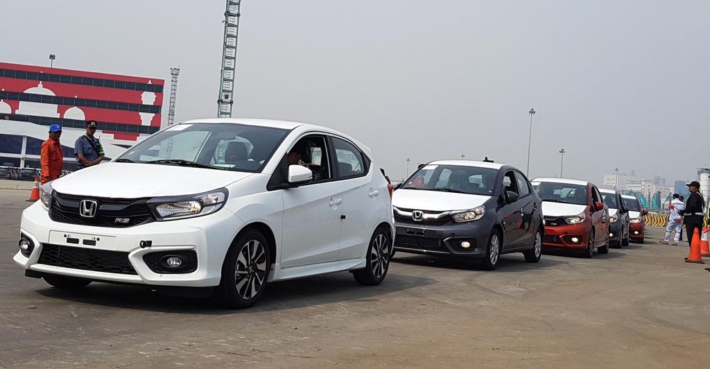 All New Honda Brio dari Indonesia diekspor ke Filipina. Mobil tersebut berbaris rapi di pelabuhan Tanjung Priok, Jakarta, sebelum masuk kapal, Rabu (10/4).