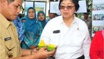Momen Menteri LHK, Siti Nurbaya Saat Ngopi dan Cicip Mangga Alpukat
