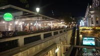 Bahkan, kafe dan restoran di dalamnya buka sampai pukul 4 pagi lho (Shinta/detikcom)