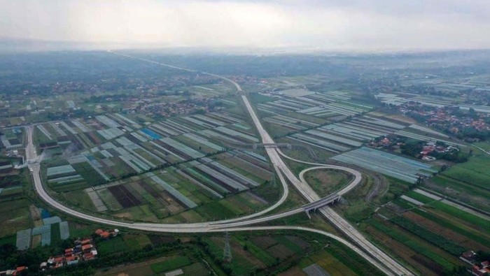 Presiden Jokowi meresmikan pengoperasian jalan tol Pasuruan-Probolinggo (Paspro) sepanjang 31,30 kilometer. Yuk intip tampilan fisik tol Paspro dari udara.