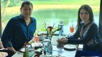 Mampir untuk urusan bisnis ke Bogor. Liliana mendampingi suami makan di Lido Lake Resort dengan pemandangan danau hijau yang cantik. Foto: Instagram@liliana_tanoesoedibjo