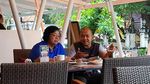 Momen Menteri LHK, Siti Nurbaya Saat Ngopi dan Cicip Mangga Alpukat