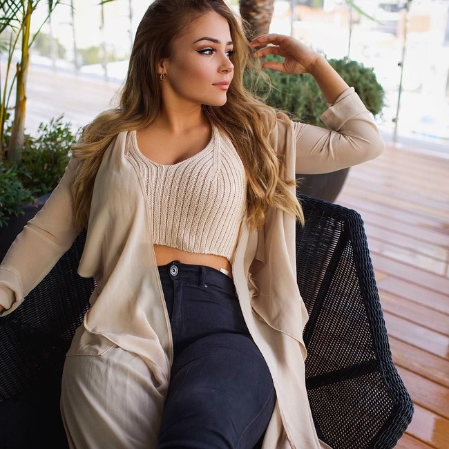 Wanita 27 tahun tersebut pun memang bukan hanya sekadar posting foto atau terima endorsement. Menggunakan website berbasis langganan OnlyFans untuk menjual e-book berisi resep, olahraga, hingga merchandise. Dengan itu, ia bisa menghasilkan hingga ratusan juta sehari. Foto: Instagram @jemwolfie