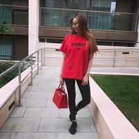 Gaya kasual Daria tak jauh dari T-shirt, legging dan sneakers. Namun koleksi kausnya saja dari berbagai brand high-end seperti Versace, Givenchy atau Fendi yang setidaknya bernilai Rp 6 jutaan. Foto: Dok. Instagram Daria Radionova