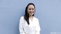 Yuanita tampil menawan dengan busana putih dan celana hitam. Pool/Palevi S/detikFoto.