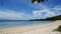 Setelah puas berenang dan bermain di pantai, traveler bisa mengisi perut yang lapar di warung yang ada di pinggir pantai. (Syanti/detikcom)