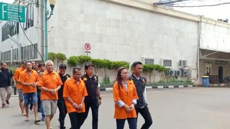 Momen 6 Tersangka Pengaturan Skor Dicek Kesehatan Sebelum Dikirim ke Jaksa Momen 6 Tersangka Pengaturan Skor Dicek Kesehatan Sebelum Dikirim ke Jaksa
