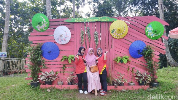Tempat itu kini lebih cantik dengan hiasan payung geulis khas Tasikmalaya dan banyak spot foto instagramable (Dadang Hermansyah/detikcom) Tempat itu kini lebih cantik dengan hiasan payung geulis khas Tasikmalaya dan banyak spot foto instagramable (Dadang Hermansyah/detikcom)