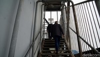 Untuk bisa menikmati pemandangan Kota Oberhausen, traveler bisa naik sampai ke puncak bangunan Gasometer. Setelah naik lift, ada beberapa anak tangga yang mesti traveler daki. (Wahyu Setyo/detikcom)