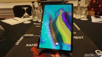 Layar mengusung teknologi Super AMOLED dengan resolusi 2560 x 1600 pixel. Foto: Firdaus Anwar/detikINET