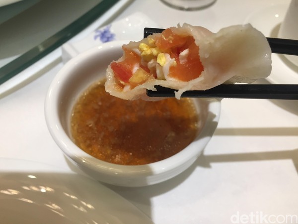 Di China traveler bisa menikmati dumpling yang berisi tomat sampai sayur hijau. Rasanya pun tak kalah enak dengan dumpling lainnya. (Bonauli/detikcom) Di China traveler bisa menikmati dumpling yang berisi tomat sampai sayur hijau. Rasanya pun tak kalah enak dengan dumpling lainnya. (Bonauli/detikcom)