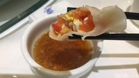 Di China traveler bisa menikmati dumpling yang berisi tomat sampai sayur hijau. Rasanya pun tak kalah enak dengan dumpling lainnya. (Bonauli/detikcom)