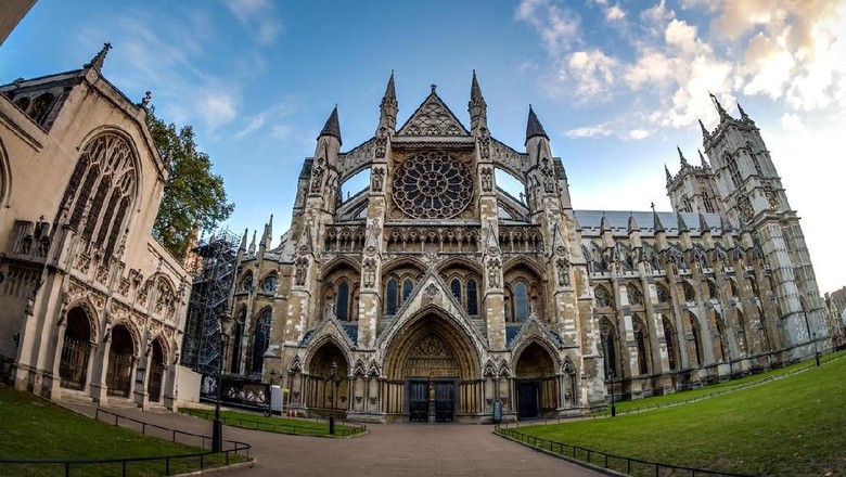 kota berhantu Wide angle view of Westminster Abbey at sunset
