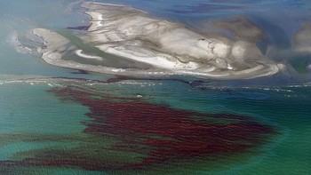 Apakah ini darah? Untungnya bukan. Ini cuma tumpahan minyak di laut Lousiana, Amerika Serikat. Meski demikian, tumpahan minyak pun mengerikan efeknya karena mencemari laut dan mahluk hidup di dalamnya. Foto: MARK RALSTON/AFP/Getty Images via Postfun