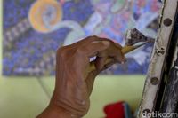 Sempat Dianggap Gila, Pria Ini Sukses Jadi Seniman Batik di Kanvas