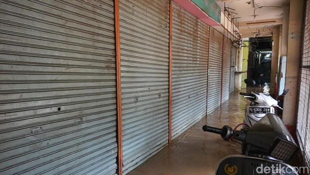 Banjir Juga Lumpuhkan Aktivitas Perdagangan di Dayeuhkolot-Banjaran