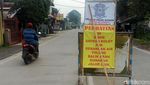 Potret Warga Basah-basahan Terobos Banjir di Jalan Dayeuhkolot-Banjaran