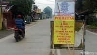 Polres Bandung memasang pengumuman terkait banjir di Andir Dayeuh Kolot. Pengendara diminta untuk mencari jalur lain.