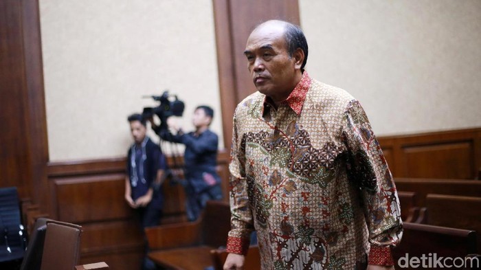 Mantan Dirut Jasindo, Budi Tjahjono, divonis 7 tahun penjara. Ia terbukti korupsi dalam kasus pembayaran komisi agen fiktif asuransi minyak dan gas BP Migas-KKKS.