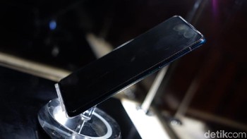 Di China, Reno 10x Zoom hadir dalam tiga pilihan. Ada RAM 6 GB/ ROM 128 GB harganya 3.999 yuan atau Rp 8,4 juta juta, RAM 6 GB/ROM 256 GB harganya 4.499 yuan atau Rp 9,5 juta, RAM 8 GB/ROM 256 GB dilepas 4.799 yuan Rp 10  juta. Foto: Adi Fida Rahman/detikINET