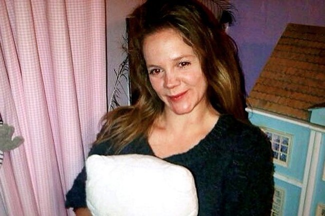 Inilah penampilan Georgina sebelum bersentuhan dengan pisau bedah operasi plastik. Transformasinya sangat signifikan, terlihat dari bibir yang lebih tebal dan dagu yang lebih lancip. (Foto: Ist.)