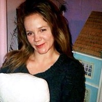 Inilah penampilan Georgina sebelum bersentuhan dengan pisau bedah operasi plastik. Transformasinya sangat signifikan, terlihat dari bibir yang lebih tebal dan dagu yang lebih lancip. (Foto: Ist.)